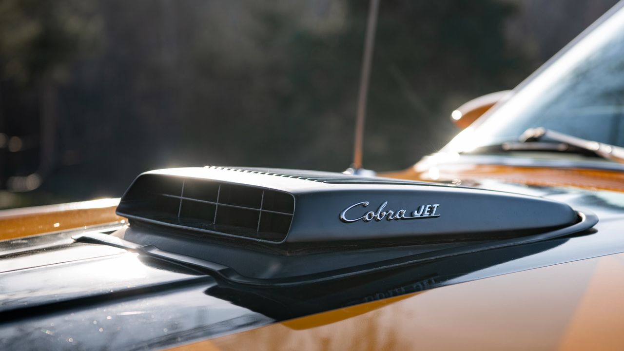 Obecność 7-litrowego Cobra Jet w końcu pozwoliła mówić o Mustangu jako o muscle carze. To tak, jakby awansował z zagrodowego kucyka, do wyścigowego rumaka. Poniekąd tak też było