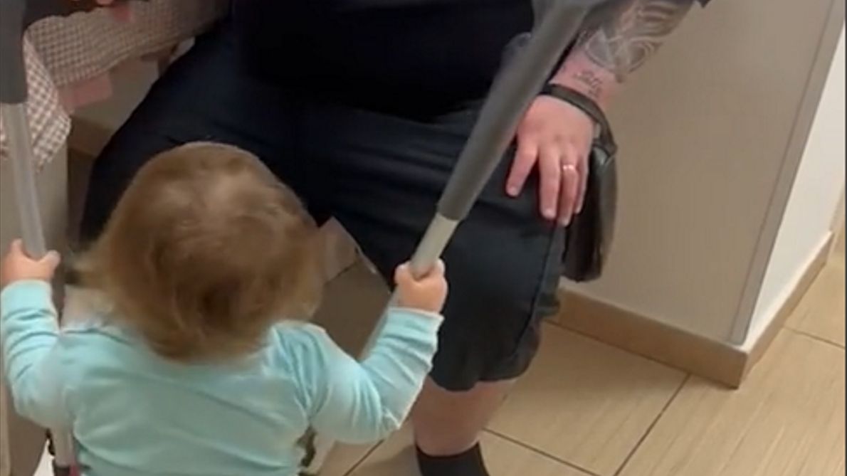 Dziewczynka pomagająca tacie