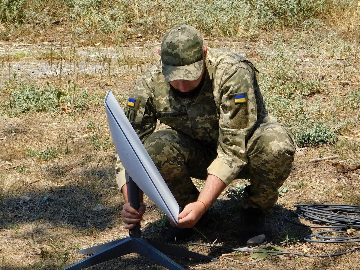 Ukraiński żołnierz z anteną Starlinka