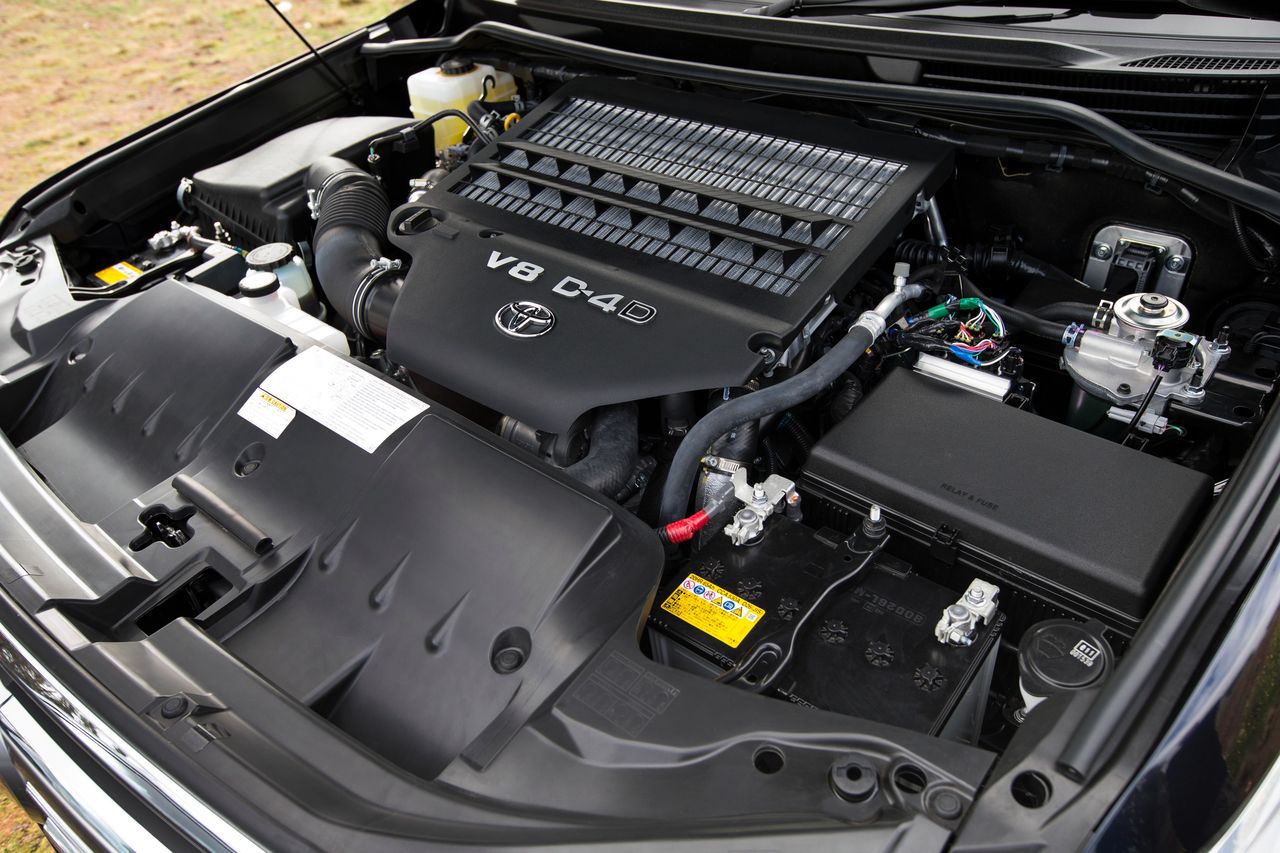 Skąd wzięła się nazwa Land Cruiser V8? W pewnym sensie stąd, że ta seria, czyli J20 jest i była oferowana niemal wyłącznie z silnikami V8. Niemal, ponieważ model GRJ200 napędza motor benzynowy V6 o mocy 239 KM. 4-litrowy 1GR-FE służył już wcześniej w mniejszym Prado J12 i później w J15. Jednak podstawowe jednostki dla tego auta to oczywiście V8, zarówno benzynowe 2UZ-FE z poprzednika, a także 1UR-FE oraz 3UR-FE o mocach odpowiednio 271 KM, 347 KM i 381 KM. Tylko jeden turbodiesel trafił pod maskę LC200 i jest to silnik 1VD-FTV o mocy 286 KM lub nieco osłabiony 231 KM na rynki krajów rozwijających się. Imponujący jest moment obrotowy tego silnika. W wersji europejskiej przy 1600 obr./min generuje 650 Nm!