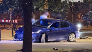 Warszawa: Nocna kolizja na Placu Piłsudskiego. Driftując Toyotą wpadł w słupki