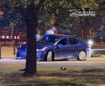 Warszawa: Nocna kolizja na Placu Piłsudskiego. Driftując Toyotą wpadł w słupki