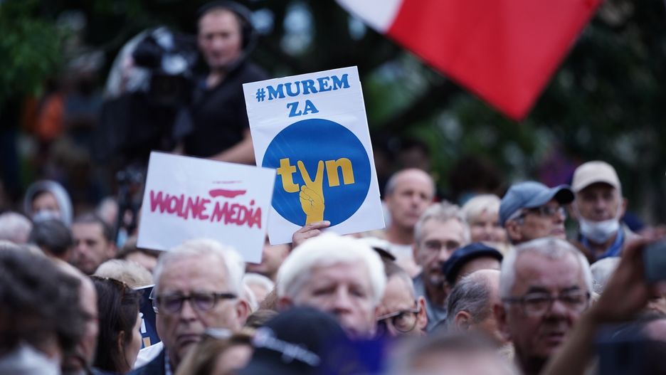 Protest w obronie TVN i wolnych mediów przed SejmemWarszawa, 10.08.2021. Demonstracja przed Sejmem w obronie stacji TVN i wolnych mediów, organizowana przez Komitet Obrony Demokracji.,Image: 626451548, License: Rights-managed, Restrictions: , Model Release: no, Credit line: Mateusz Wlodarczyk / ForumMateusz Wlodarczyk / ForumPolska, w Warszawie, protest, demonstracja, manifestacja, strajk, marsz, wolne media, w obronie, poparcia, dla, TVN24, TVN, media, Lex TVN, Wolne media Wolni Ludzie Wolna Polska, KOD, komitet obrony demokracji, przed, pod, Sejmem, LexTVN, koncesja, tv, telewizja, dla telewizji, stacja, stacji, dziennikarze, category_code_;