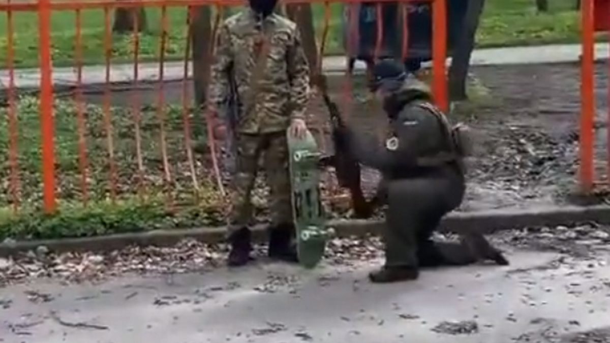 Żołnierz zamienił karabin na deskorolkę