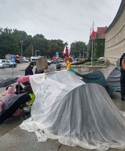 Wrocław. Aktywiści okupują Urząd Wojewódzki. Żądają pomocy dla uchodźców w Usnarzu Górnym