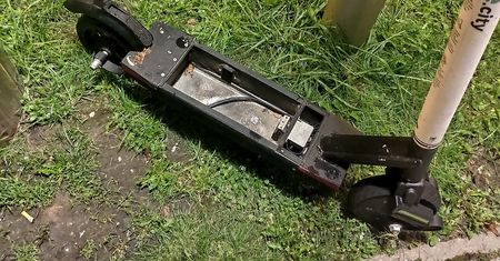 Lublin. Ktoś wymontował i ukradł akumulator z elektrycznej hulajnogi