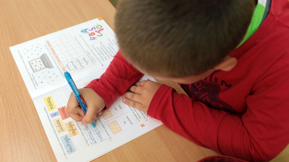 Rodzice sprawdzają treści zadań