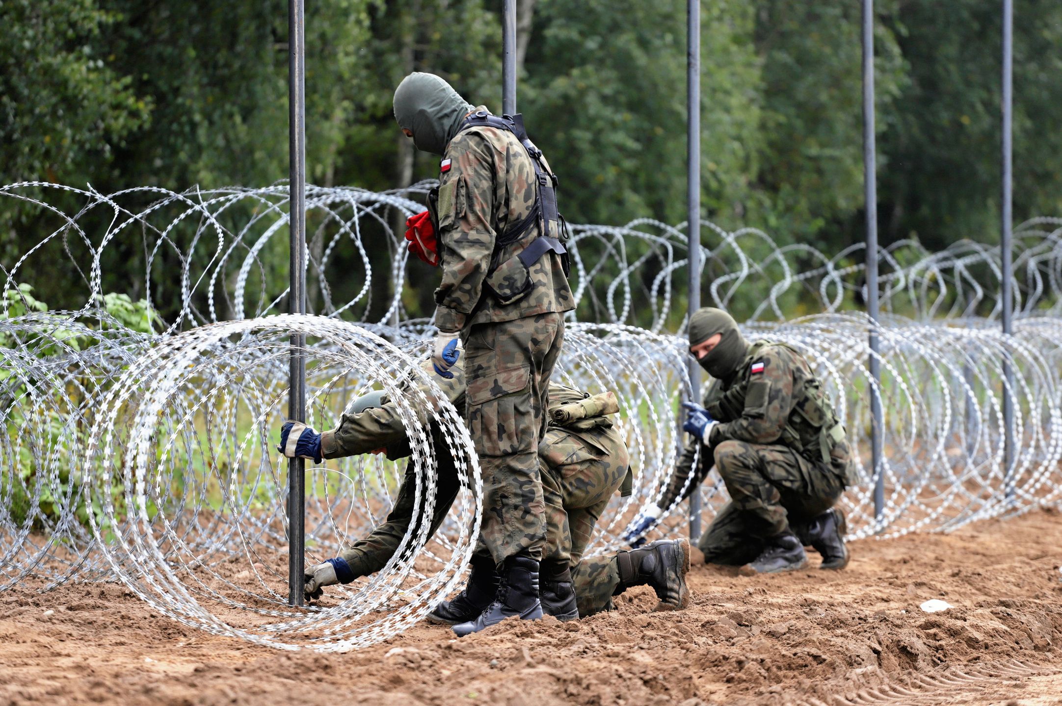 Stan wyjątkowy na granicy z Białorusią. Są pierwsze doniesienia, że migranci sa w stanie pokonać słynny płot