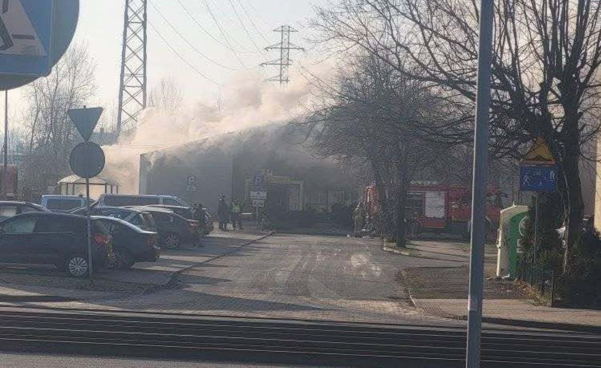 Pożar Biedronki w Katowicach. Trudna akcja strażaków