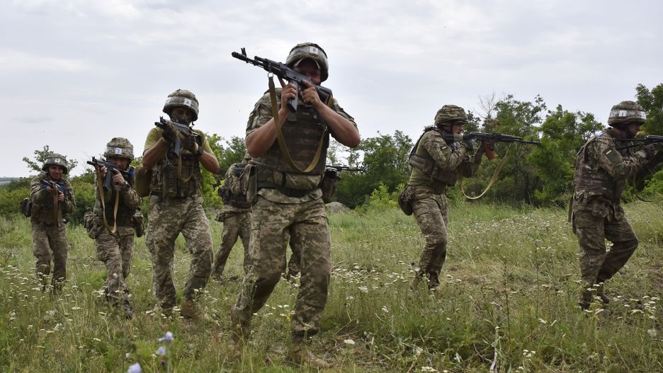 A handout photo made available by the press service of the 65th Separate Mechanized Brigade of the Ukrainian Armed Forces shows recruits of the 65th Separate Mechanized Brigade passing military training in the Zaporizhzha region, Ukraine, 19 June 2025, amid the ongoing Russian invasion. EPA/Press service of the 65th Mechanized Brigade HANDOUT HANDOUT EDITORIAL USE ONLY/NO SALES Dostawca: PAP/EPA.