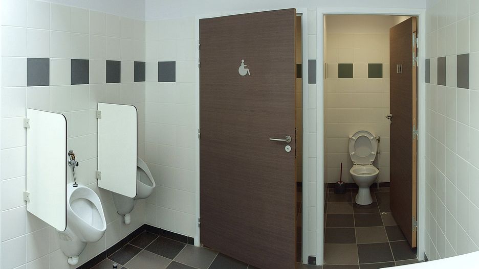 Gdańska szkoła wycofała się z rozporządzenia, zgodnie z którym wizyta ucznia w szkolnej toalecie w trakcie lekcji musi odbywać się pod nauczycielską eskortą