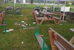 Obraz rozpaczy na terenie znanej atrakcji turystycznej. Niszczą wszystko, co mają pod ręką