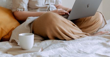 Zioła na bezsenność. Jaki napar wypić przed snem? Skorzystaj z dobra natury