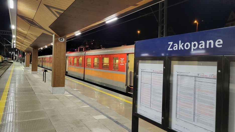Na odnowiony dworzec w Zakopanem w końcu wjechały pierwsze pociągi 