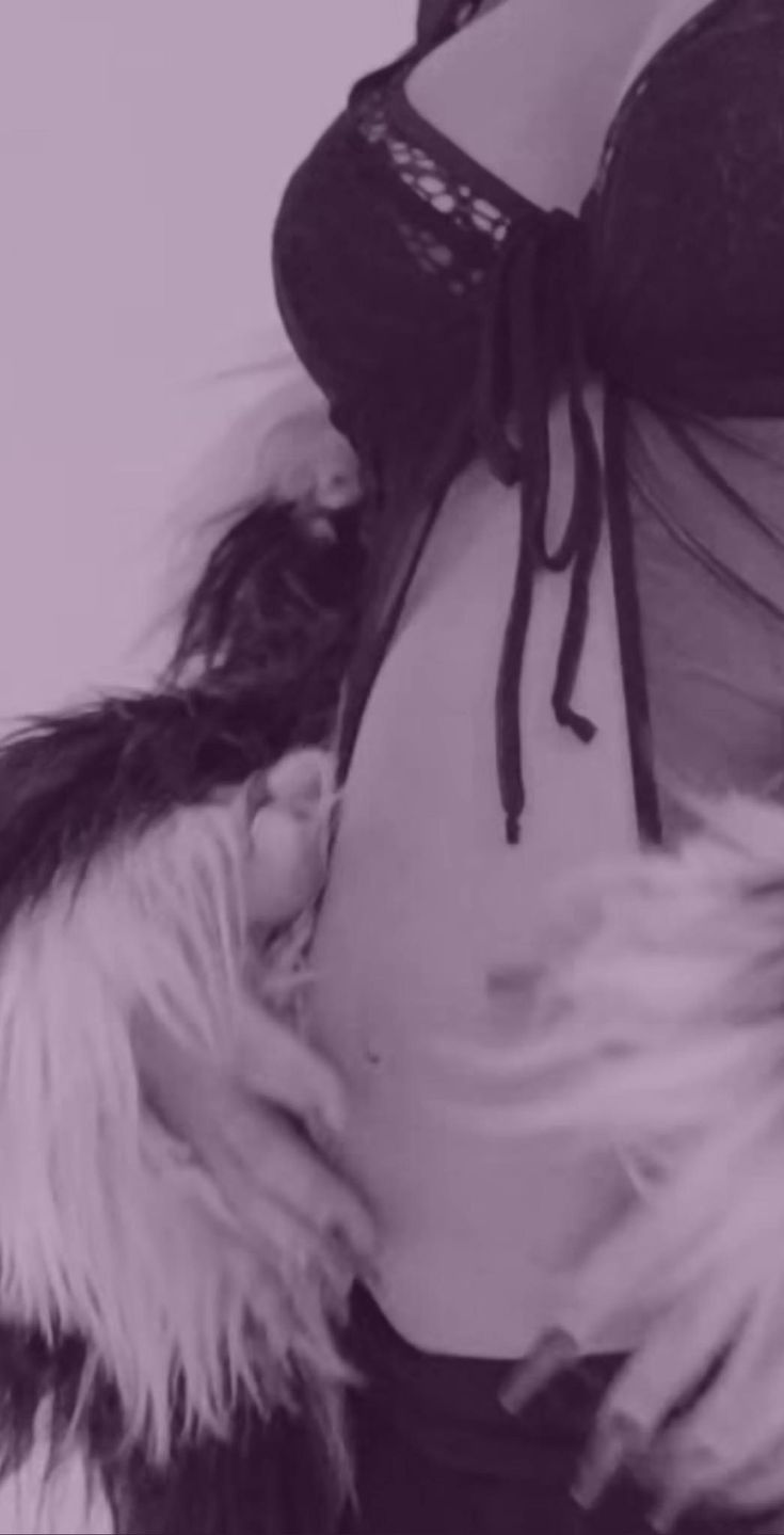 Marina Łuczenko eksponuje ciążowe krągłości w nowym teledysku