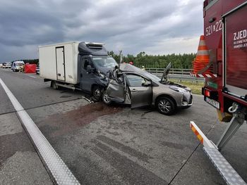 Dostawczak uderzył w auto na S17. W wypadku zginął 92-letni mężczyzna