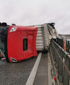 Burza śnieżna w Warszawie. Wiatr przewracał TIR-y