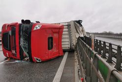 Burza śnieżna w Warszawie. Wiatr przewracał TIR-y