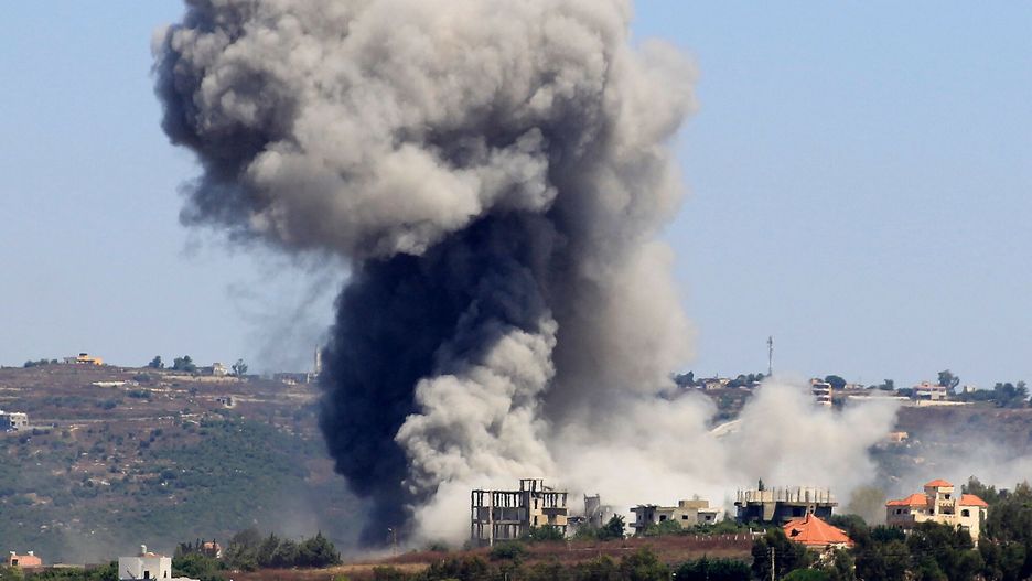 Wojna Izraela z Hamasem rok 2024
Smoke billows from the site of an Israeli airstrike in the southern Lebanese village of Jibbain on July 11, 2024. Israel and Lebanon's Hezbollah, an ally of Palestinian militant group Hamas, have exchanged near daily cross-border fire since the Gaza war erupted on October 7, stoking fears of an escalation into all-out war. (Photo by KAWNAT HAJU / AFP)
KAWNAT HAJU