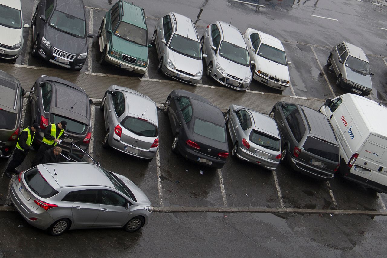 Pobił kobietę w kłótni o miejsce parkingowe pod sklepem. Sprawą zajmuje się policja