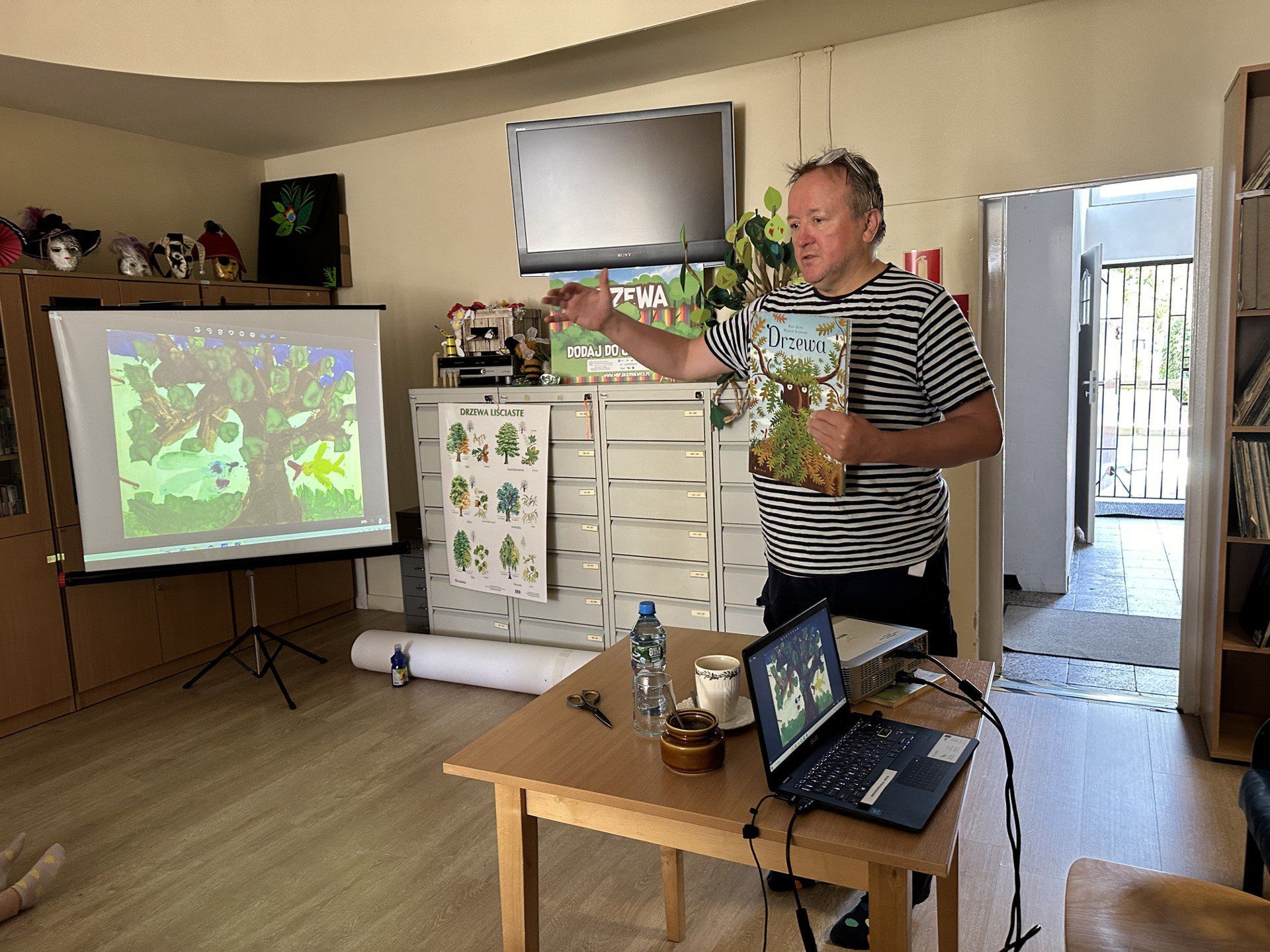 Piotr Socha, grafik i ilustrator w bibliotece w Skierniewicach opowiadał przedszkolakom o swej fascynacji drzewami