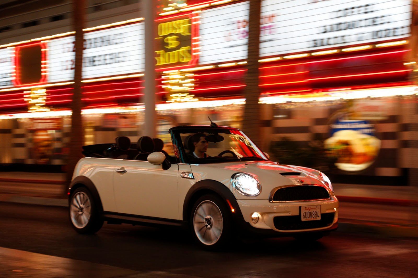 Galeria Mini jako celebracja sprzedaży półmilionowego egzemplarza w USA 176