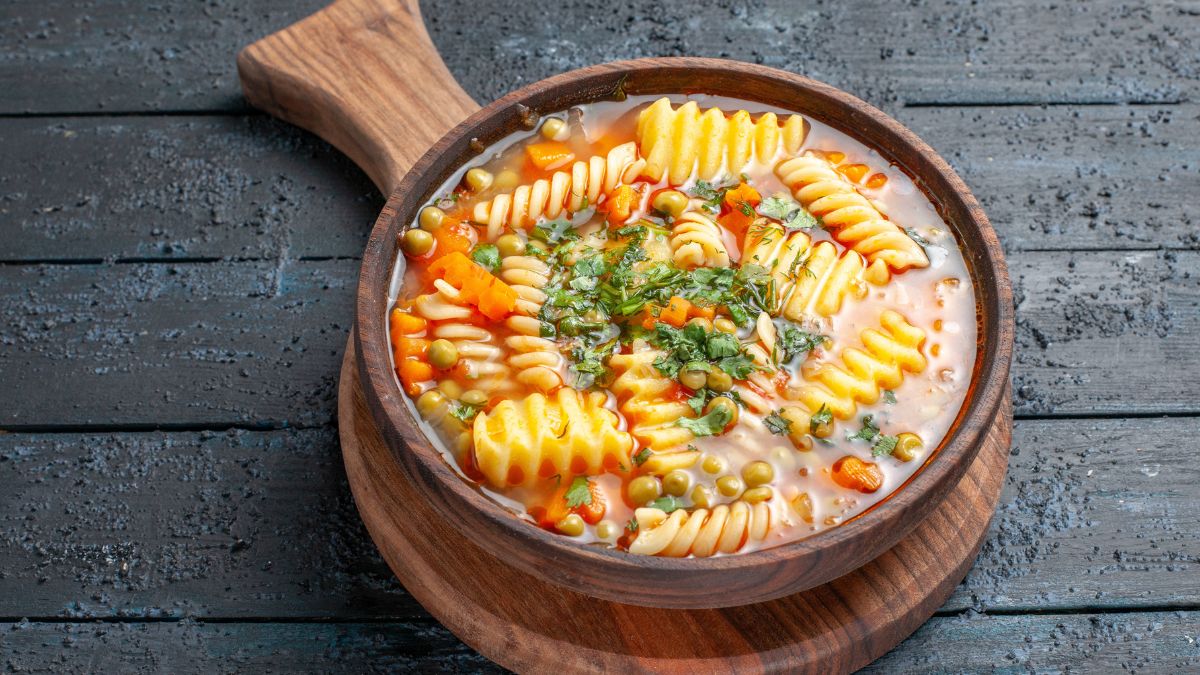 Zupa z makaronem.