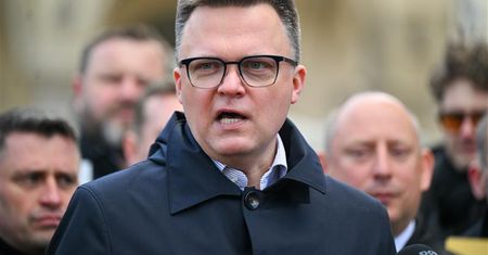 Hołownia składa pozew w trybie wyborczym. "Zmierzymy się w sądzie"
