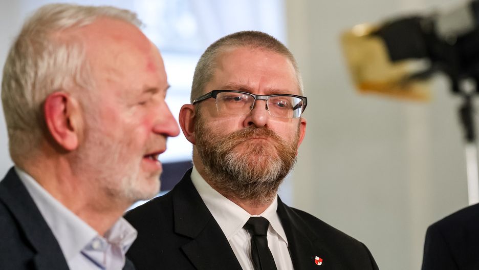 WARSAW, MAZOWIECKIE, POLAND - 2024/01/25: Polish MPS, Mariusz Dzierawski (left) and Grzegorz Braun (right) attend a press conference during the 4th session of Polish Parliament that takes place amid chaos created by legal disagreement with the previous government. The current government took over power in Poland on December 13 2023. Taking over from the Law and Justice political party, which has been ruling for 8 years. Both sides now accuse each other of unconstitutional acts. (Photo by Dominika Zarzycka/SOPA Images/LightRocket via Getty Images)