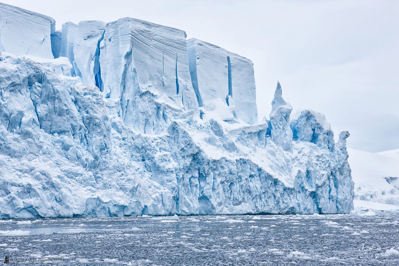 Martin Bailey starał się przekazać niesamowity klimat odludnych przestrzeni. Piętrzące się lodowce i lodowe formacje tworzą naturalne pałace i fortece. Doskonale wyrzeźbione ręką natury, kryjące w sobie tysiące lat wspomnień. Przenieśmy się zatem do tej fantastycznej krainy razem z fotografem.