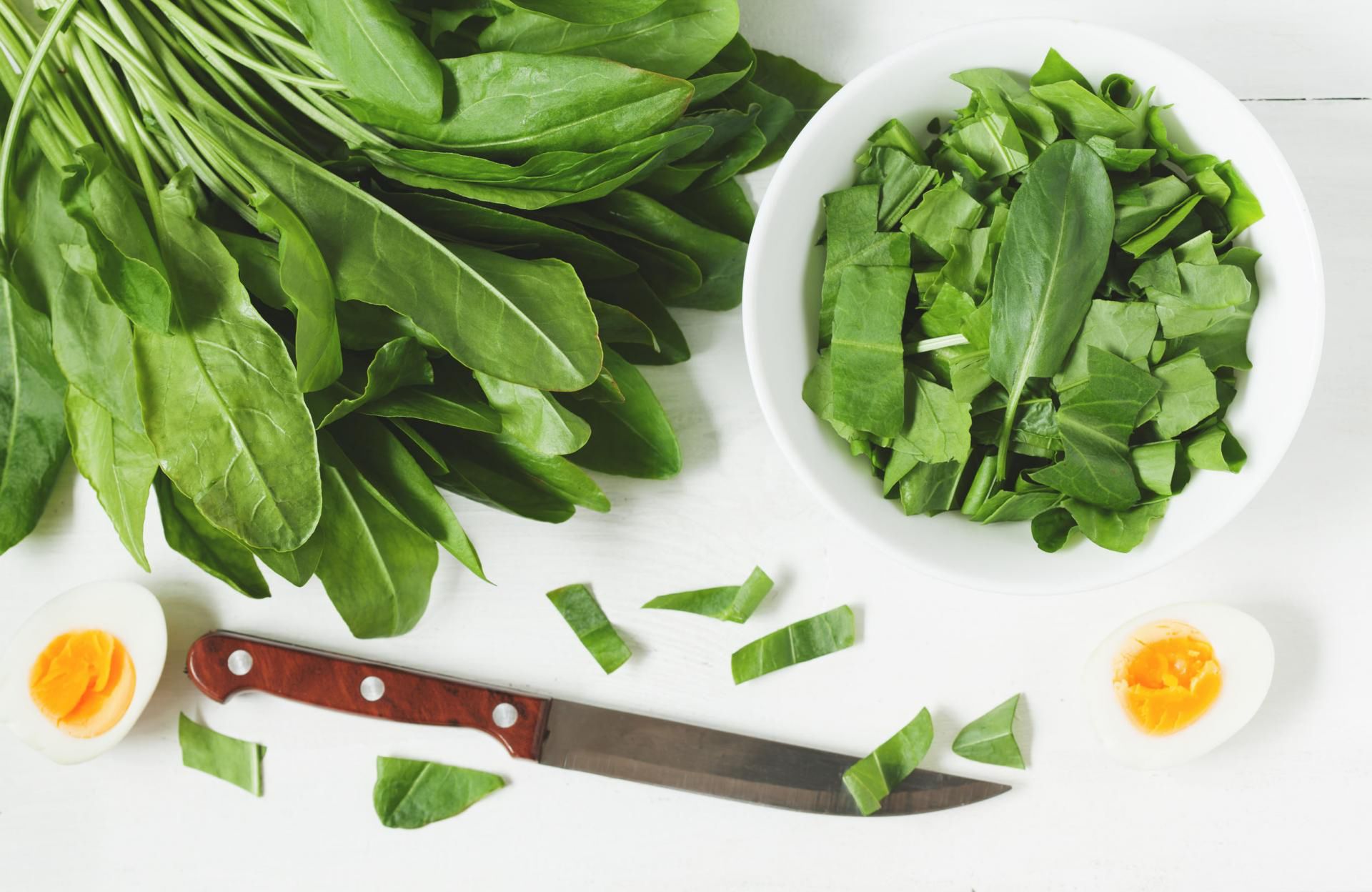 Szpinak jest bogatym źródłem azotanów, które korzystnie wpływają na efektywność treningów sportowych