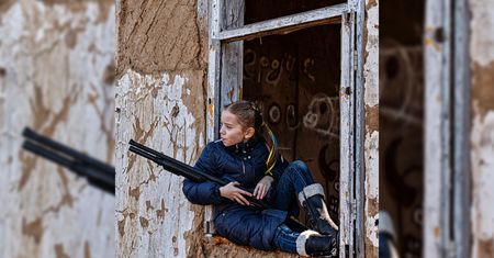 Wojna w Ukrainie. Symbol oporu przeciw Rosji to ta dziewczynka ze strzelbą