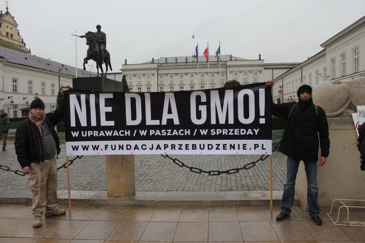 Protesty pod Pałacem Prezydenckim "GMO SieJe Zło"