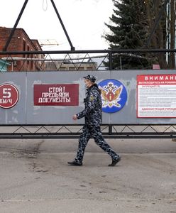 Podłoga we krwi, a na niej strażnicy. Bunt w rosyjskiej kolonii karnej