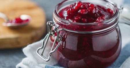 Chcesz zrobisz dżem w weekend? Biedronka rzuciła promocję, ale inne sklepy też gonią
