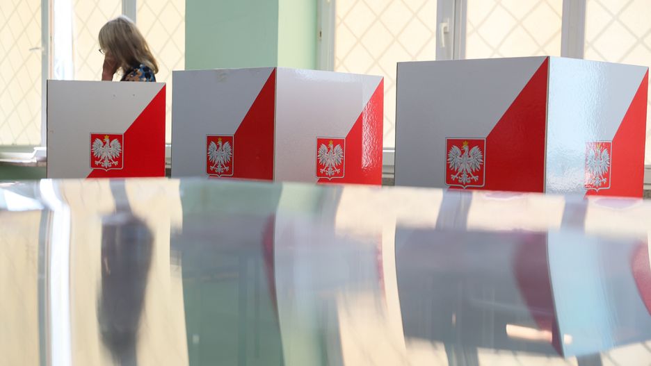 Warszawa, 01.06.2025. Wybory prezydenta RP - II tura. Głosowanie w lokalu wyborczym w Warszawie, 1 bm. Trwa głosowanie w II turze wyborów prezydenta RP. Do jego zakończenia obowiązuje cisza wyborcza. (mr) PAP/Leszek Szymański