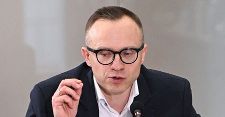 Soboń przed komisją śledczą mówi o "roboczym kontakcie" z Pocztą Polską