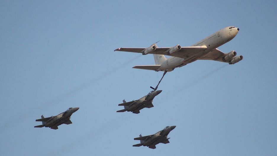 Izraelski Boeing 707 z numerem 272 podczas tankowania F-15