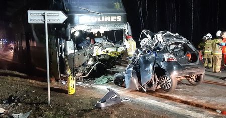 Tragiczny wypadek na Podlasiu. Auto wbiło się w autokar