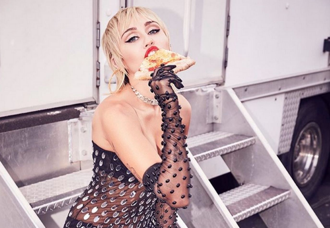 Miley Cyrus rzuciła weganizm. Płakała nad pierwszym posiłkiem z mięsem