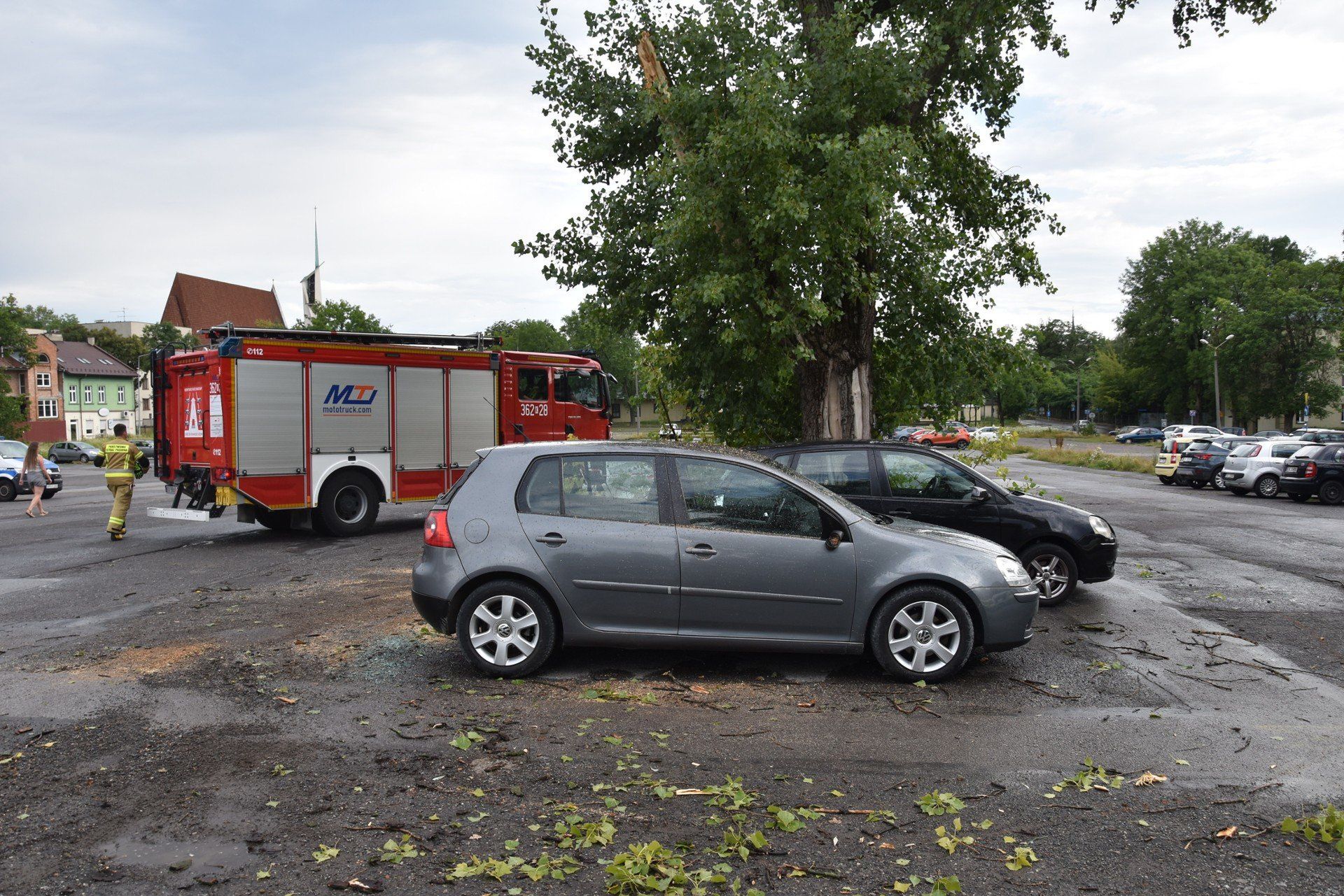 Odłamany konar drzewa spadł na dwa samochody, zaparkowane na placu starej Kapłanówki w Tarnowie, poważnie je uszkadzając. W pojazdach rozbite zostały m.in. tylnie szyby