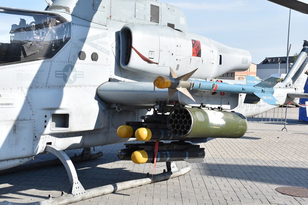 Uzbrojenie AH-1Z obejmuje m.in. ppk Hellfire, wyrzutnie rakiet Hydra i pociski powietrze-powietrze AIM-9 Sidewinder.