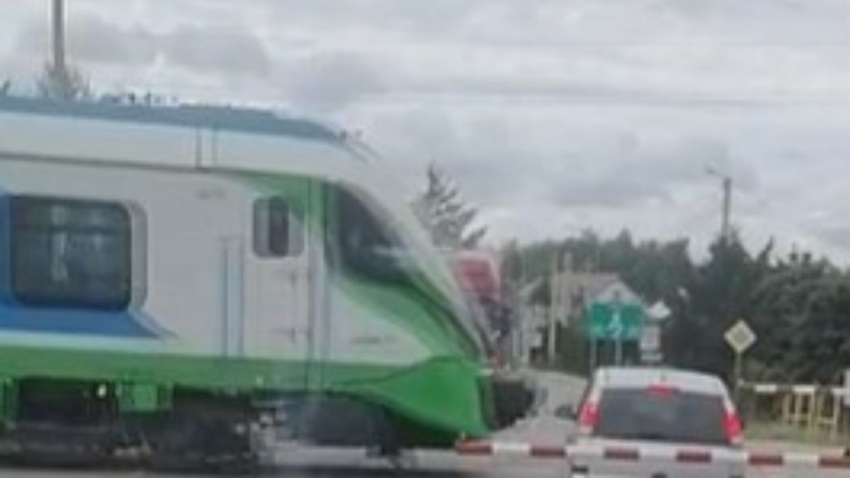 Niebezpieczny incydent na przejeździe kolejowym