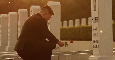 Korea Północna: Media państwowe po raz pierwszy pokazały, jak Kim klęczy