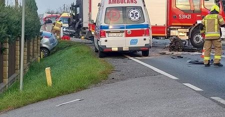 Karambol w Makowie Podhalańskim. Z auta wypadł silnik
