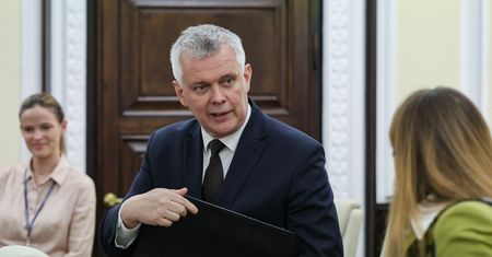 Płacenie cudzoziemcom za wyjazd z Polski. Siemoniak tłumaczy