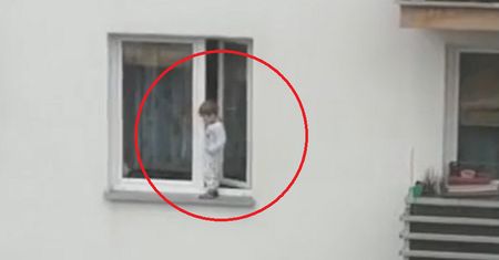 O włos od tragedii. Trzylatek chodził po zewnętrznym parapecie bloku