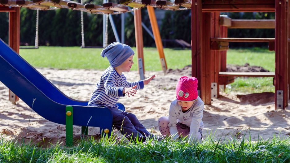 dzieci, rod, radosna, lud, frajda, jardin, 2, mama, baba, park, córka, bobasy, lato, gras, zabawa, plac, zabaw, dziewczynka, para, gonitwa, bieg, drewno, piasek, krzyk, siostra, brat