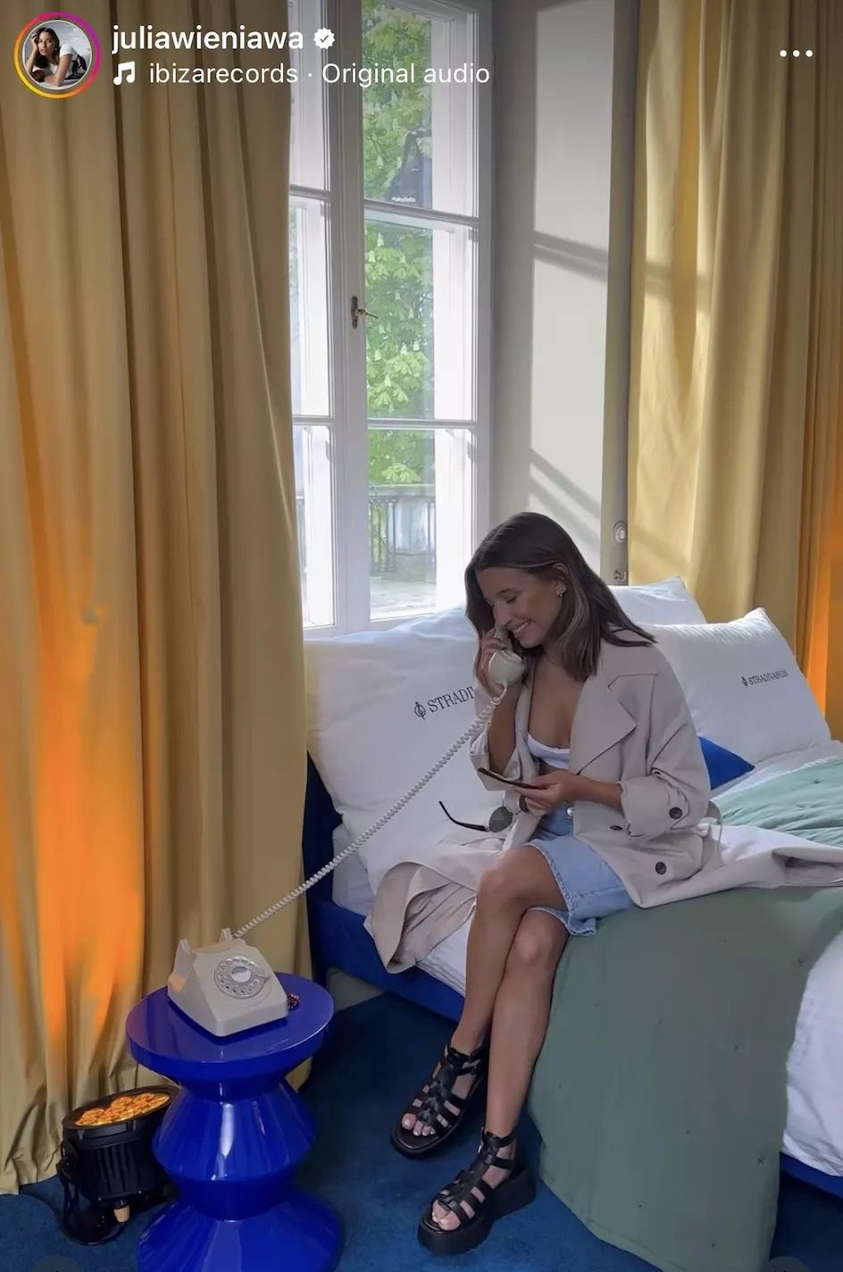 Julia Wieniawa w sandałach na platformie