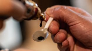 Włoszki piją naparstek tego płynu przed obiadem. Trzyma cukier w ryzach i reguluje trawienie